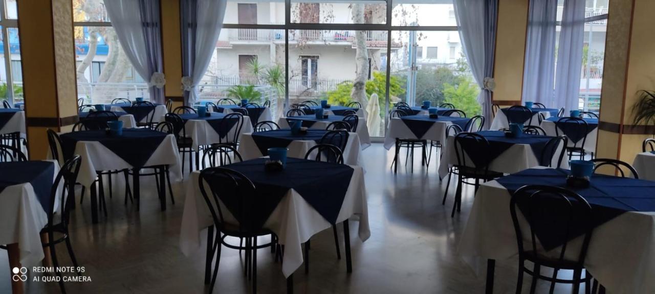 Hotel Half Moon Airport Restaurant Rímini Exterior foto